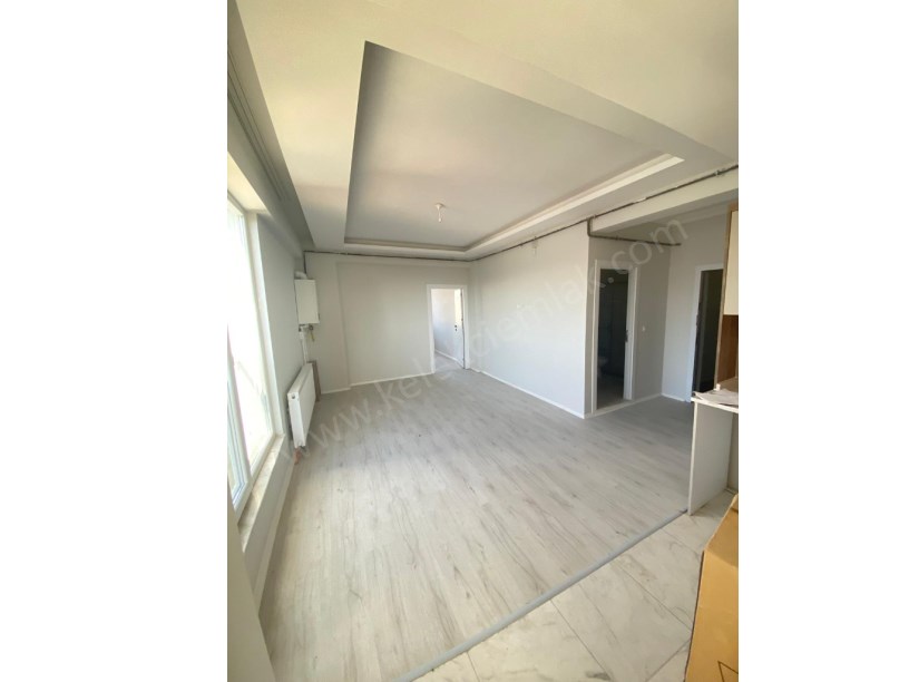 ŞEHİTLER CADDESİNDE SATILIK 2+0