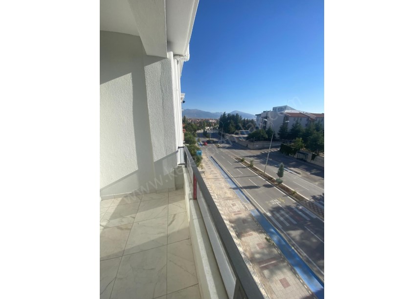 ŞEHİTLER CADDESİNDE SATILIK 2+0