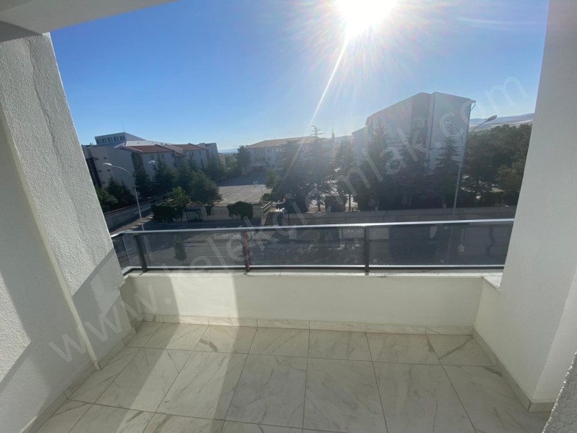 ŞEHİTLER CADDESİNDE SATILIK 2+0