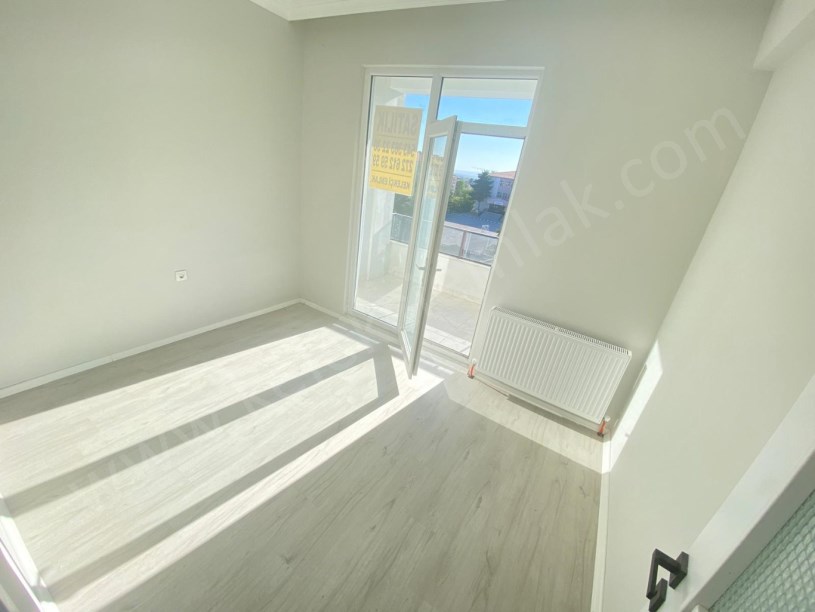 ŞEHİTLER CADDESİNDE SATILIK 2+0