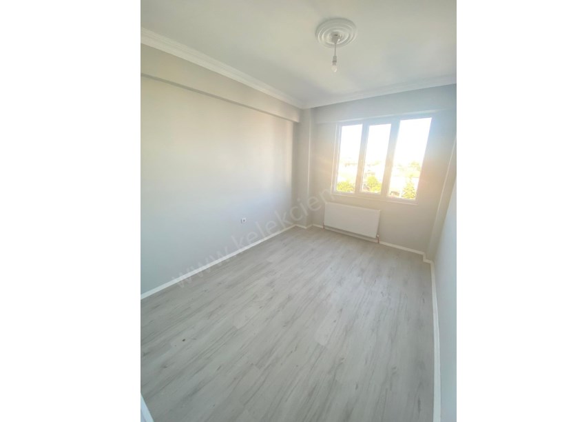 ŞEHİTLER CADDESİNDE SATILIK 2+0