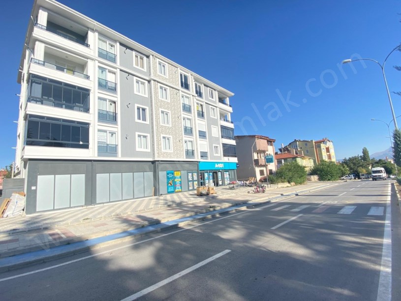 ŞEHİTLER CADDESİNDE SATILIK 2+0