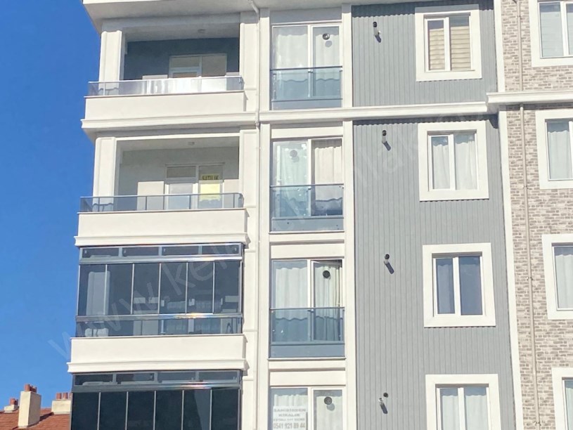 ŞEHİTLER CADDESİNDE SATILIK 2+0