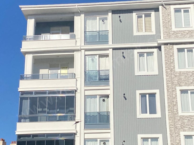 ŞEHİTLER CADDESİNDE SATILIK 2+0