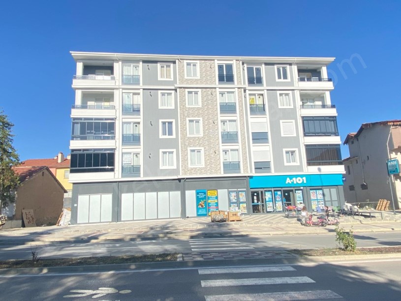 ŞEHİTLER CADDESİNDE SATILIK 2+0