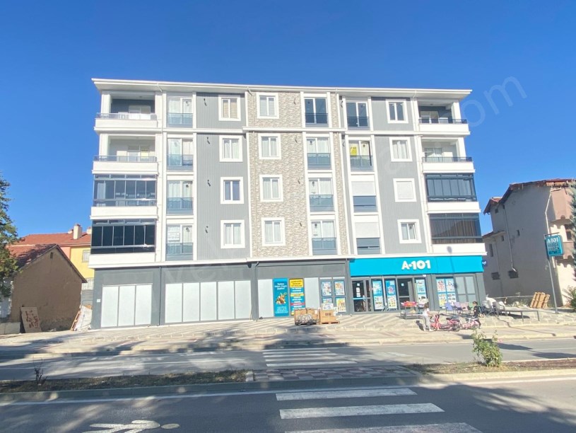 ŞEHİTLER CADDESİNDE SATILIK 2+0