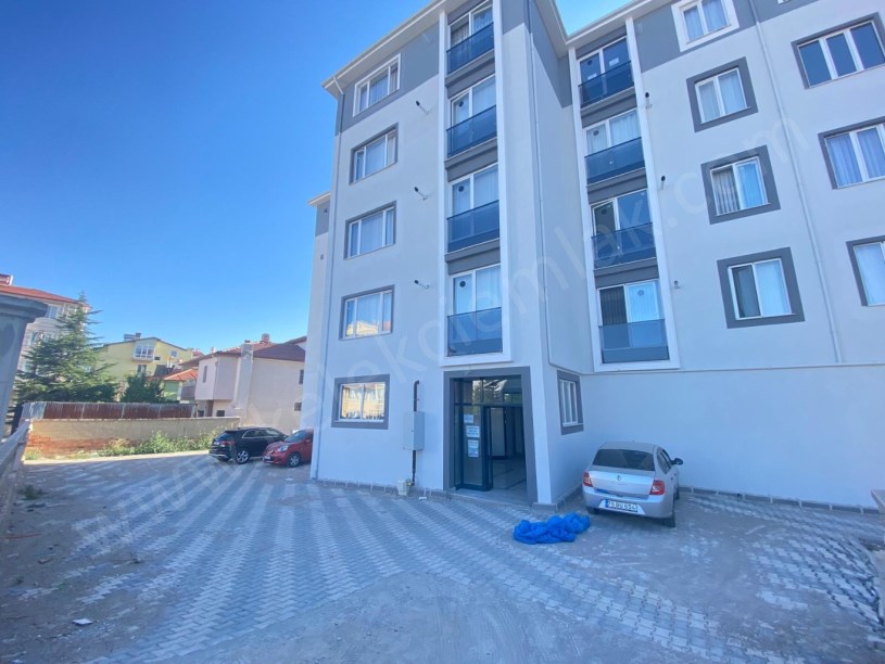 ŞEHİTLER CADDESİNDE SATILIK 2+0
