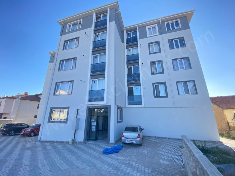 ŞEHİTLER CADDESİNDE SATILIK 2+0