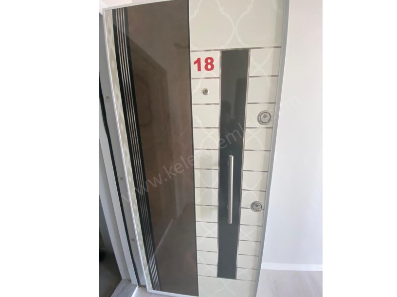 ŞEHİTLER CADDESİNDE SATILIK 2+0