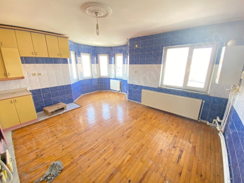 KERESTECİLER CADDESİNDE KİRALIK 3+1
