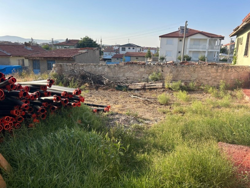 MÜSLÜMANA MAHALLESİNDE 2 ADET MÜSTAKİL BİNA VE BESİHANE