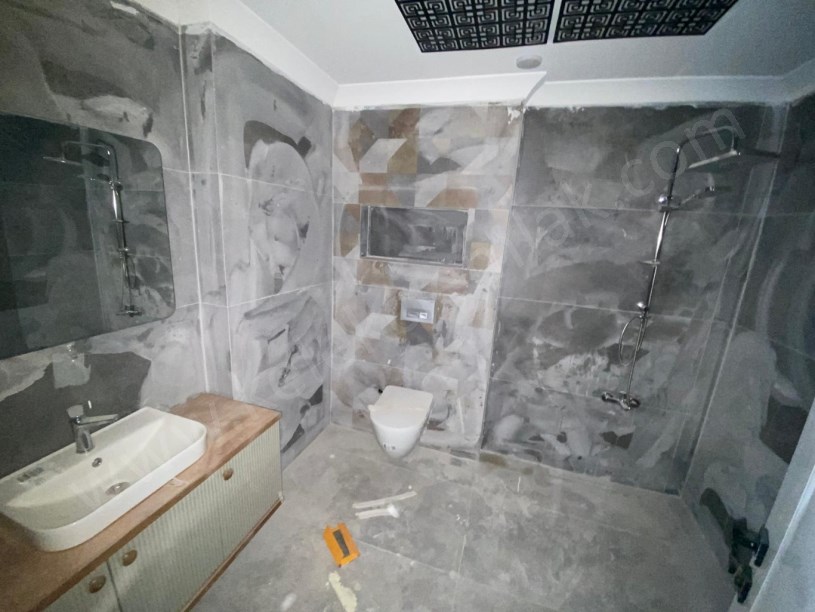 YENİ MAHALLEDE DOUBLEGARDEN SİTESİNDE ARA KATTA SATILIK 2+1