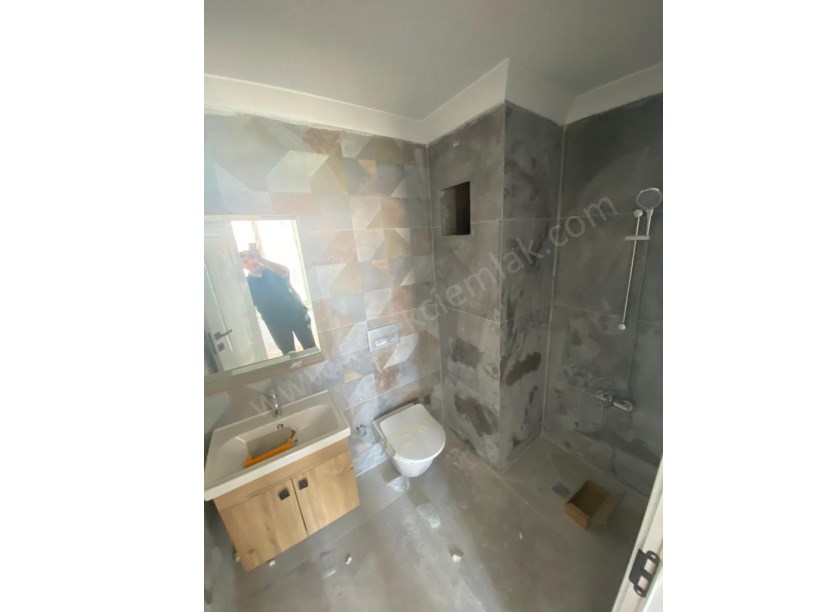 YENİ MAHALLEDE DOUBLEGARDEN SİTESİNDE ARA KATTA SATILIK 2+1