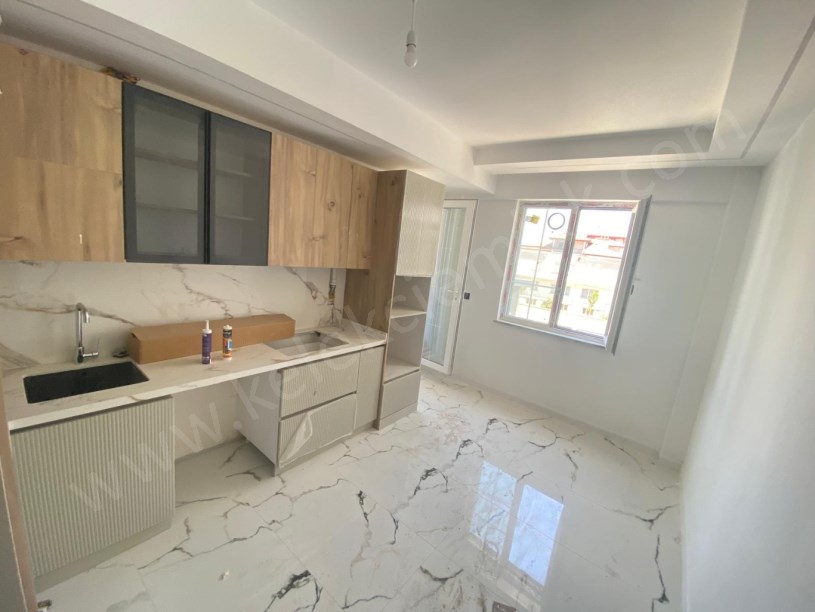 YENİ MAHALLEDE DOUBLEGARDEN SİTESİNDE ARA KATTA SATILIK 2+1