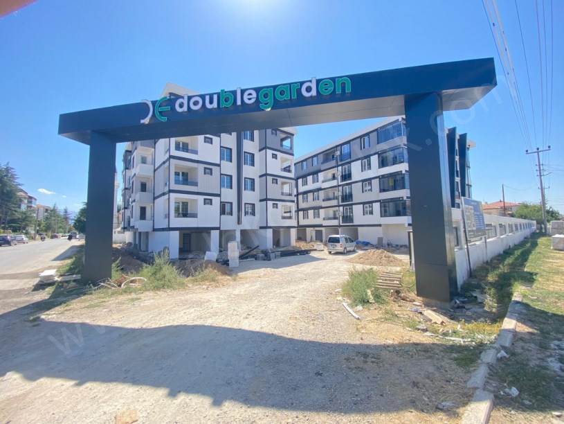YENİ MAHALLEDE DOUBLEGARDEN SİTESİNDE ARA KATTA SATILIK 2+1