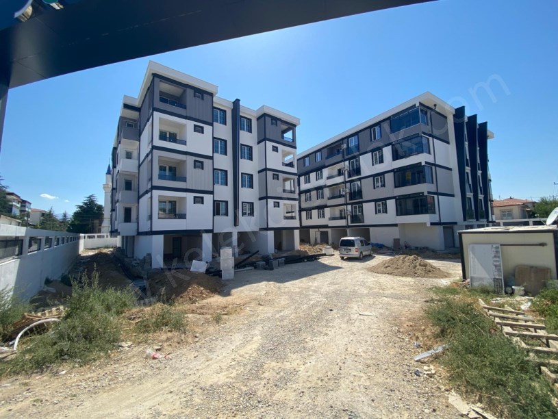 YENİ MAHALLEDE DOUBLEGARDEN SİTESİNDE ARA KATTA SATILIK 2+1