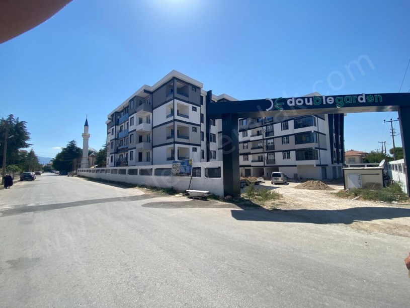 YENİ MAHALLEDE DOUBLEGARDEN SİTESİNDE ARA KATTA SATILIK 2+1