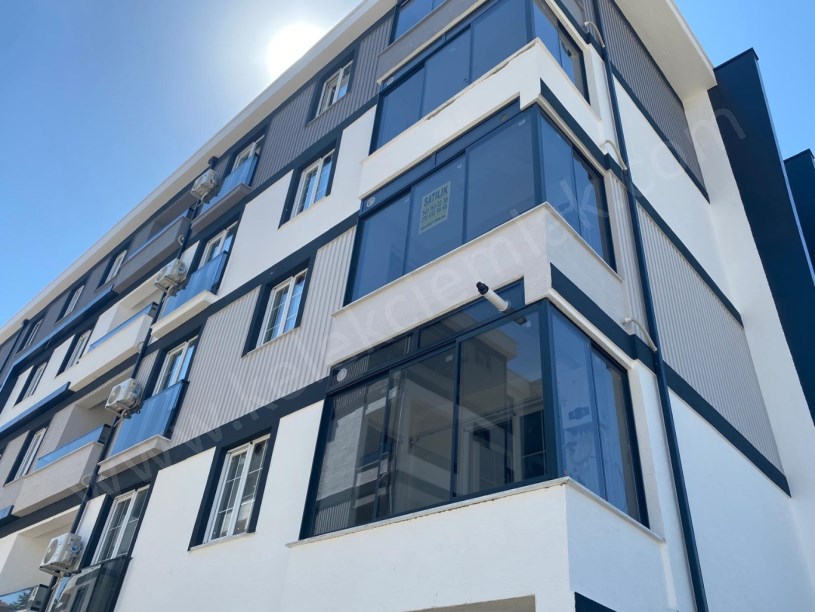 YENİ MAHALLEDE DOUBLEGARDEN SİTESİNDE ARA KATTA SATILIK 2+1