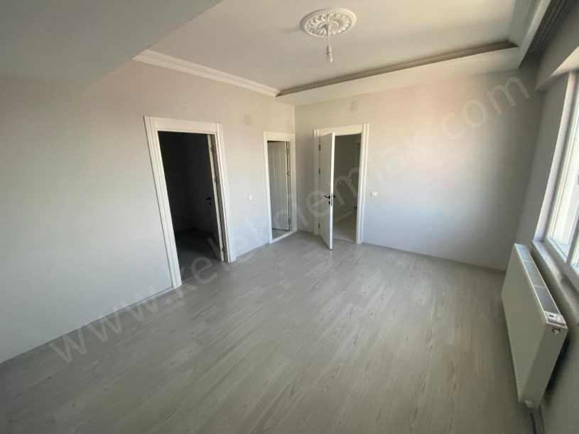 ŞEHİTLER CADDESİNDE  KİRALIK LÜKS 4+1