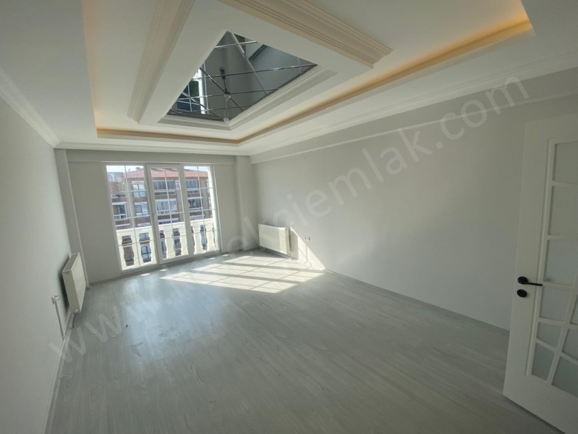 ŞEHİTLER CADDESİNDE  KİRALIK LÜKS 4+1