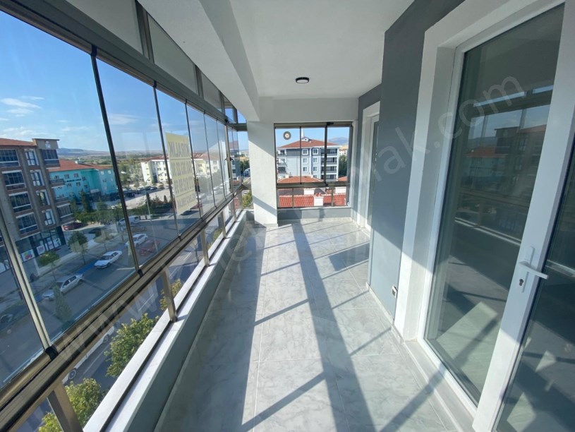 ŞEHİTLER CADDESİNDE  KİRALIK LÜKS 4+1