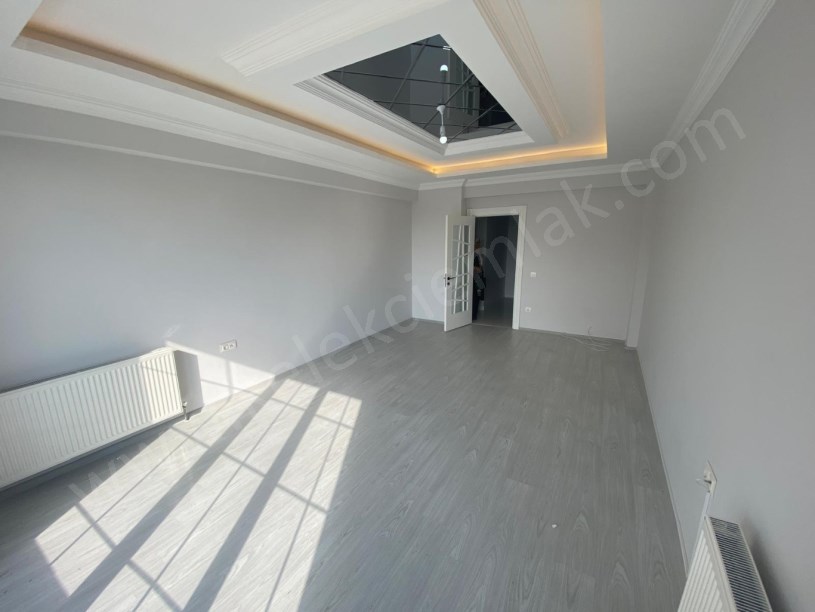 ŞEHİTLER CADDESİNDE  KİRALIK LÜKS 4+1