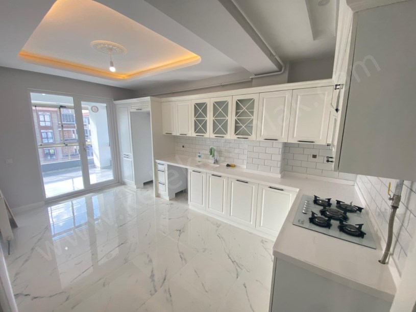 ŞEHİTLER CADDESİNDE  KİRALIK LÜKS 4+1