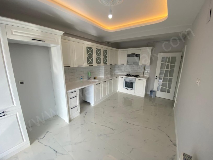 ŞEHİTLER CADDESİNDE  KİRALIK LÜKS 4+1