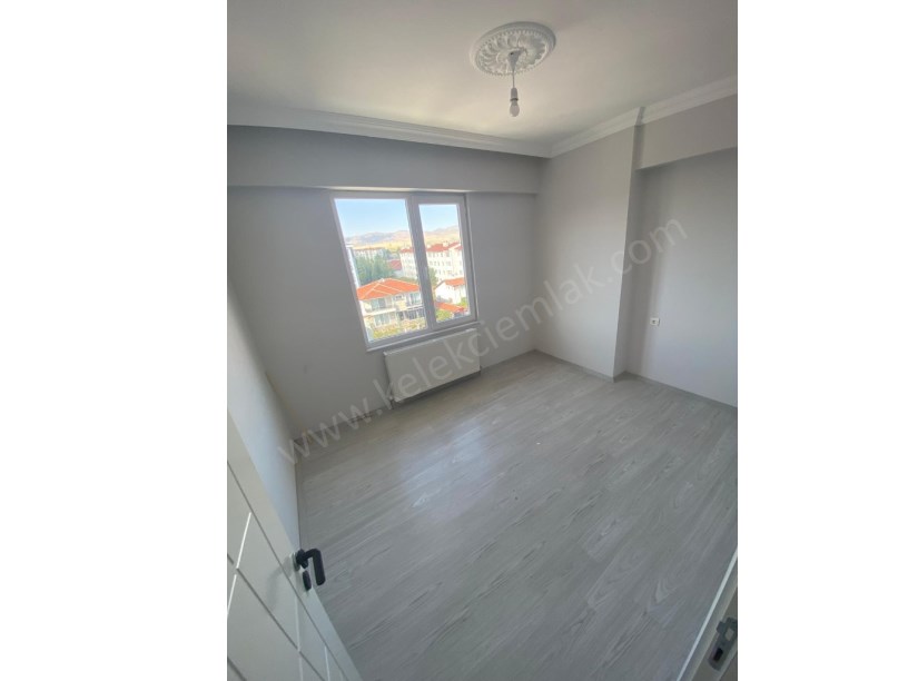 ŞEHİTLER CADDESİNDE  KİRALIK LÜKS 4+1