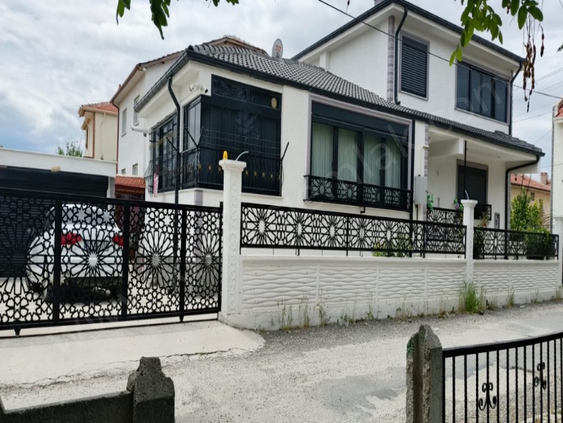BAĞLARBAŞI MAHALLESİNDE LÜKS VİLLA