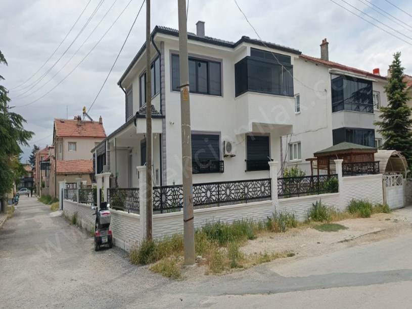 BAĞLARBAŞI MAHALLESİNDE LÜKS VİLLA