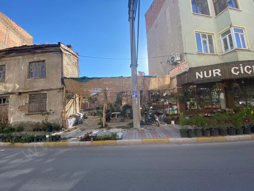 EMİRDAĞ CADDESİNDE ARSA