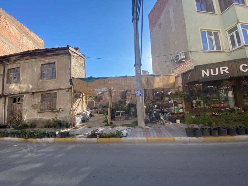 EMİRDAĞ CADDESİNDE ARSA