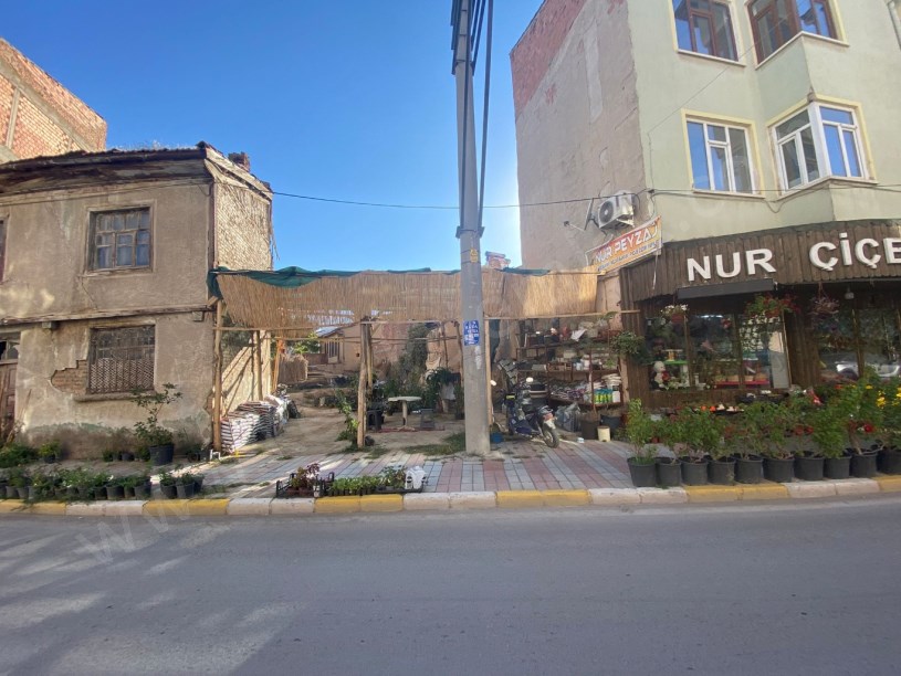 EMİRDAĞ CADDESİNDE ARSA