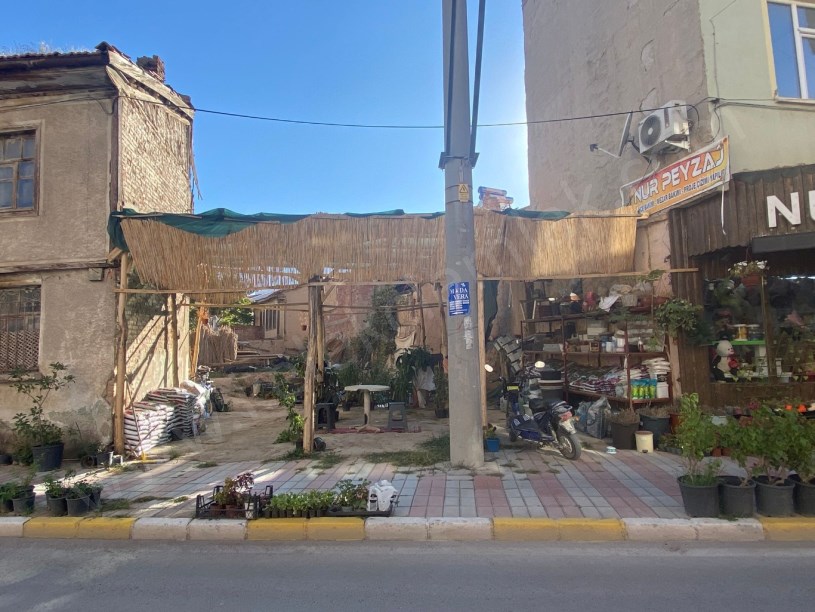 EMİRDAĞ CADDESİNDE ARSA