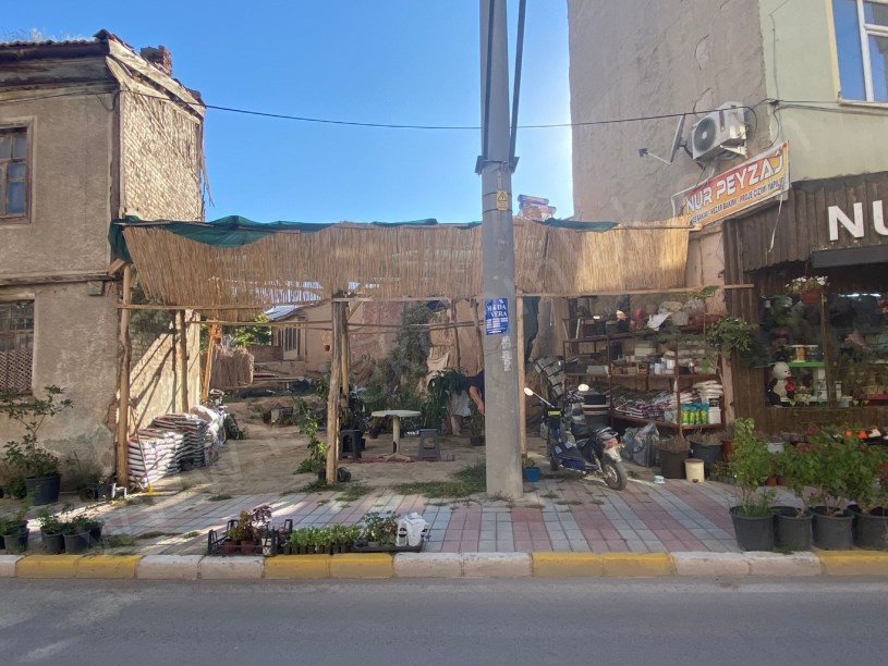EMİRDAĞ CADDESİNDE ARSA