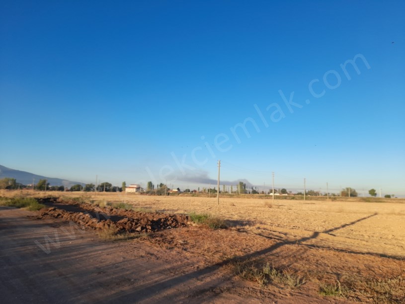 KIRKGÖZ MAHALLESİNDE YOLA CEPHELİ TARLA 