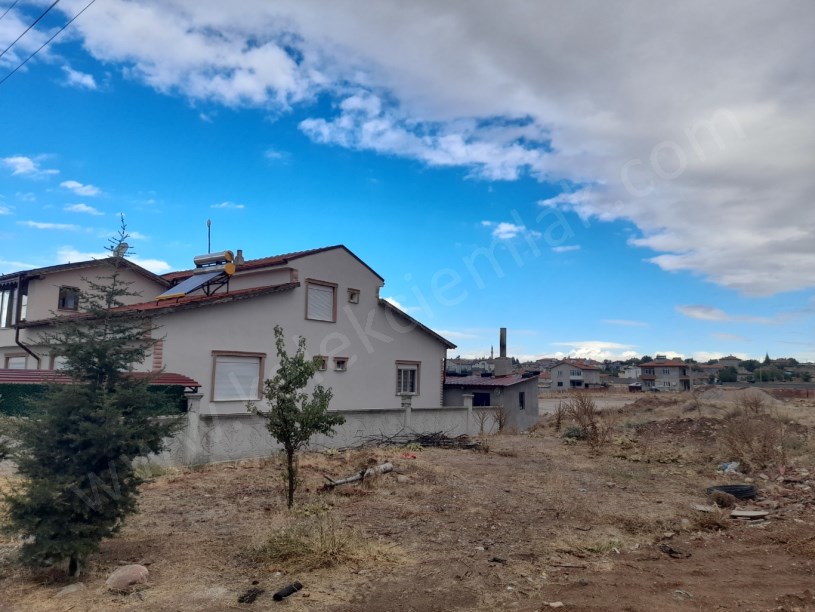 KALE MAHALLESİNDE GÜNEY CEPHELİ ARSA