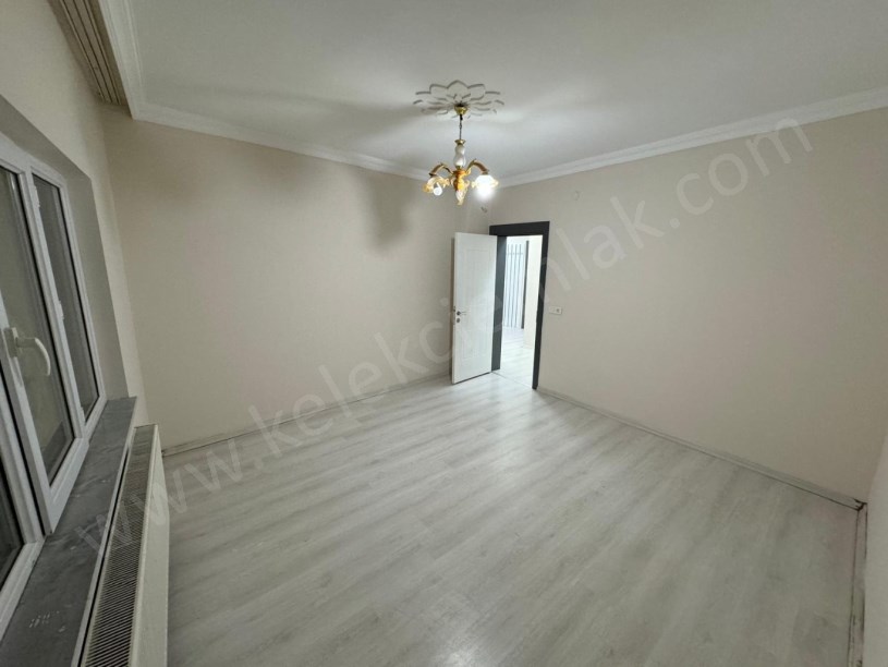 KONAK MAHALLESİNDE KÖŞE BAŞINDA MÜSTAKİL BİNA