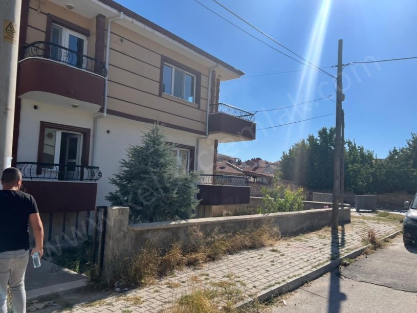 KONAK MAHALLESİNDE KÖŞE BAŞINDA MÜSTAKİL BİNA
