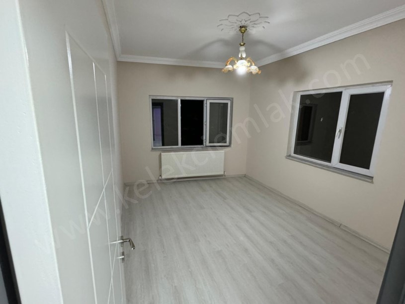 KONAK MAHALLESİNDE KÖŞE BAŞINDA MÜSTAKİL BİNA