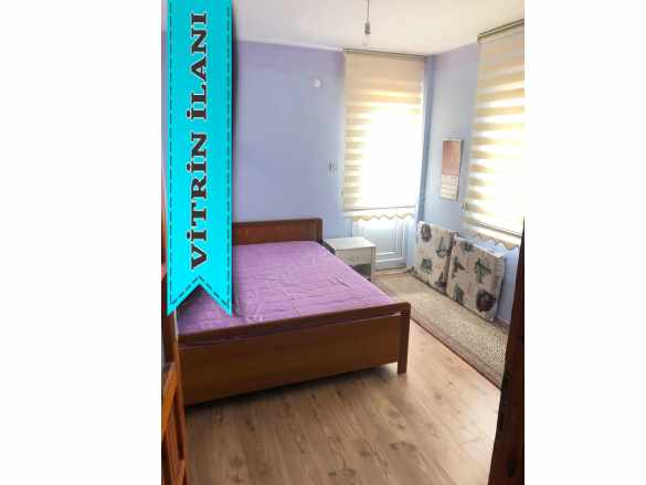 Foça Atatürk Mahallesinde Mükemmel Konuma Sahip Eşyalı Kiralık Yazlık 2+1 Zemin Kat Geniş Bahçeli Daire Eskifoça