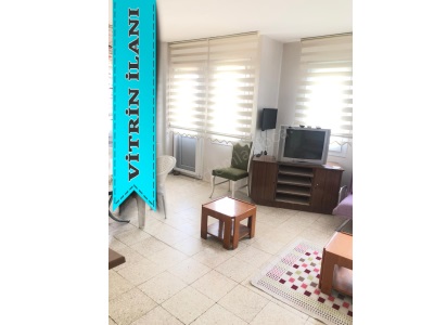 Foça Atatürk Mahallesinde Mükemmel Konuma Sahip Eşyalı Kiralık Yazlık 2+1 Zemin Kat Geniş Bahçeli Daire Eskifoça