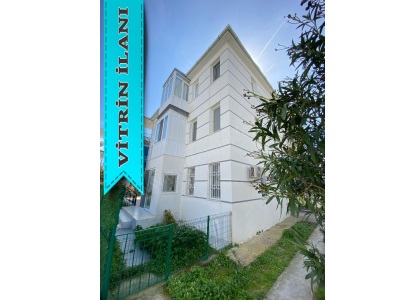 Mert Emlaktan Satılık Daire Zemin Kat Bahçeli 2+1 Ayrı Mutfak Foça Eskifoça