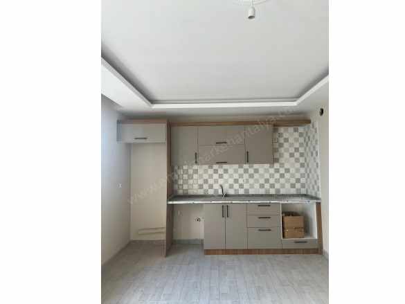 Tramvaya Adım Mesafede Arakat Asansörlü Geniş 1+1 Satılık Daire Kepez Varsak Menderes Mah
