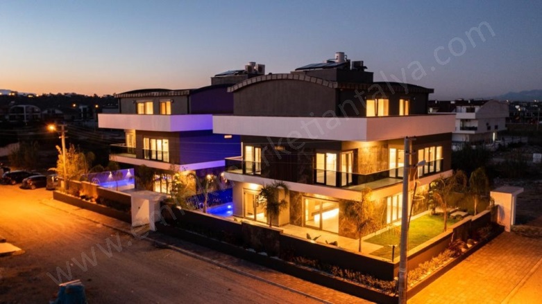 Güzeloba Mah. Muratpaşa Satılık Villa |  5+1 Oda | 360M2 47.500.000Tl  Krediye Uygun  | Tripleks | Doğalgaz(Kombi) | 4 Banyo Resim-2