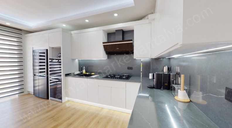 Konyaaltı Konaklar Bölgesinde Katta Lüks Sitede Bakımlı 4+1 Satılık Daire Uncalı Mah