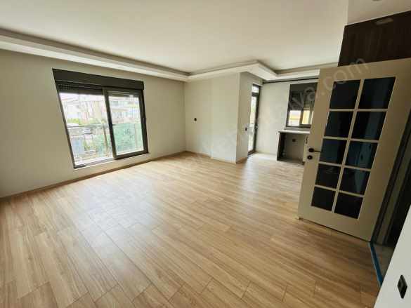 Yeni Emek Mahallesinde Cadde Yakını Asansörlü Geniş 1+1 Satılık Daire Kepez