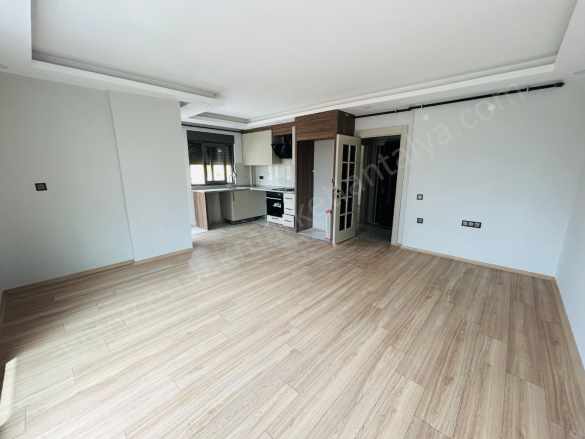 Yeni Emek Mahallesinde Cadde Yakını Asansörlü Geniş 1+1 Satılık Daire Kepez