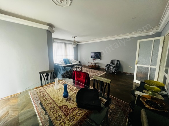 Liman Mah. Konyaaltı Satılık Daire |  3+1 Oda | 200M2 12.300.000Tl  Krediye Uygun  | 3. Kat | Klima | 2 Banyo Resim-4